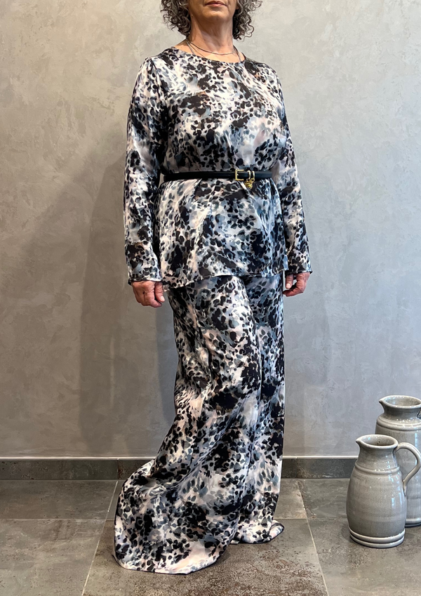 Blusa over svasata in fantasia animalier