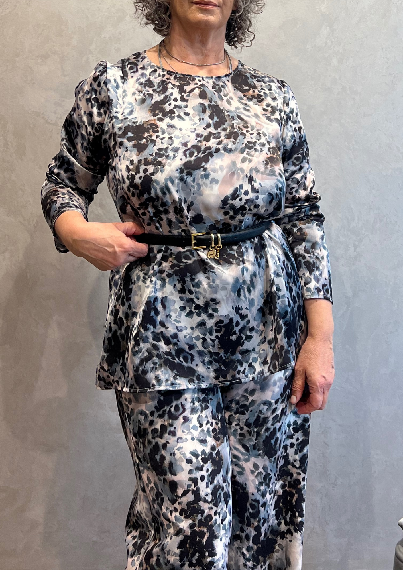 Blusa over svasata in fantasia animalier