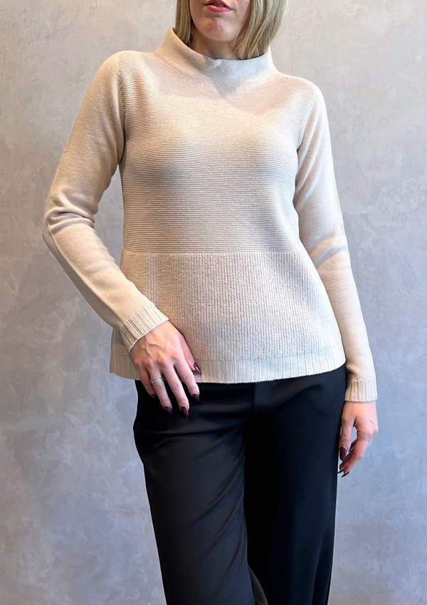 Maglia in pura lana vergine collo a cratere