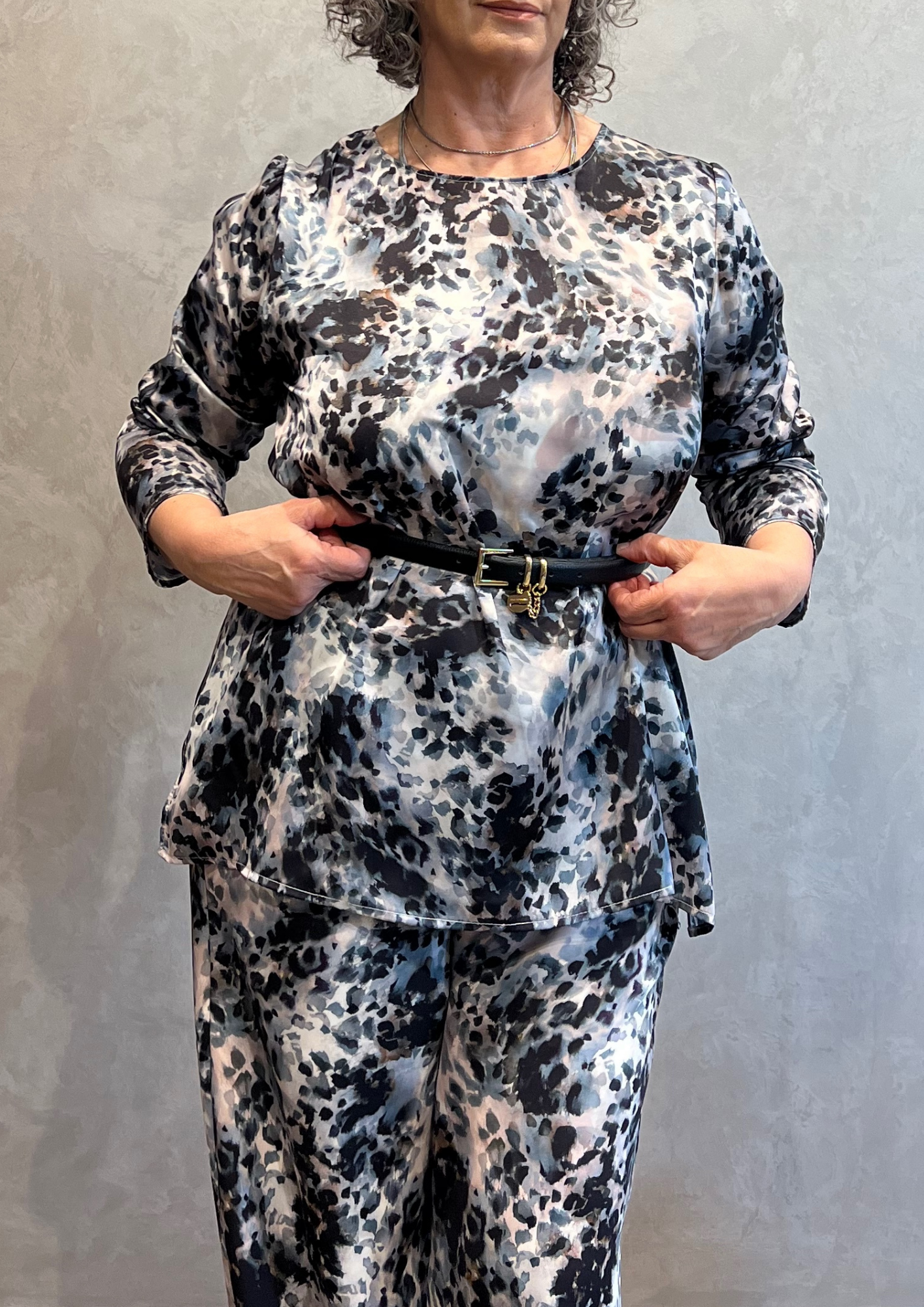 Blusa over svasata in fantasia animalier