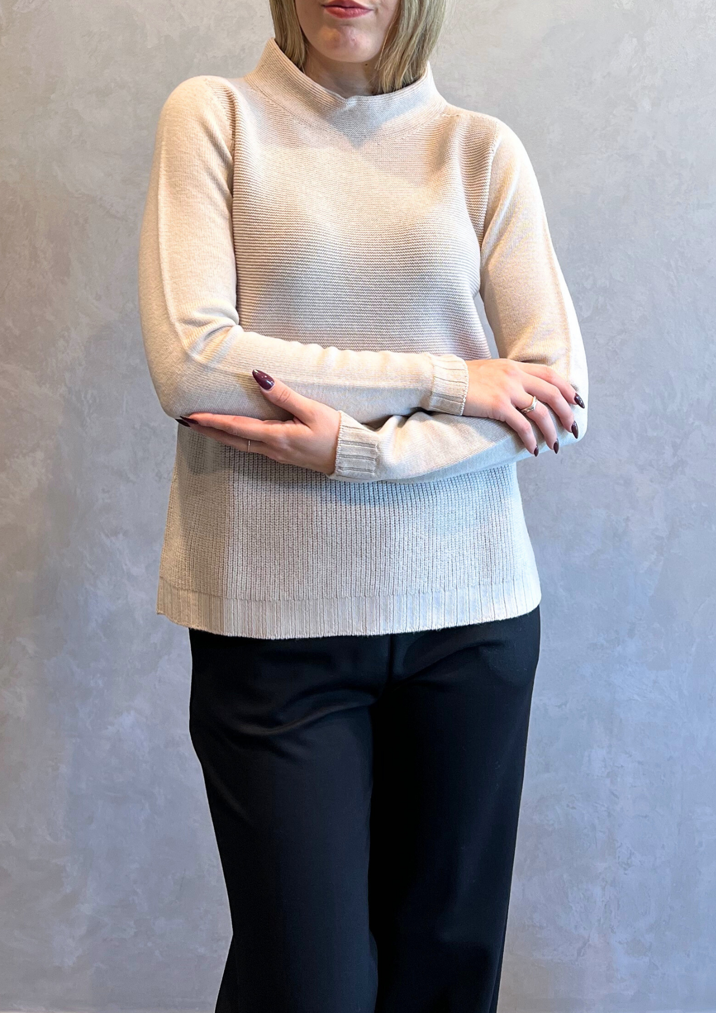 Maglia in pura lana vergine collo a cratere