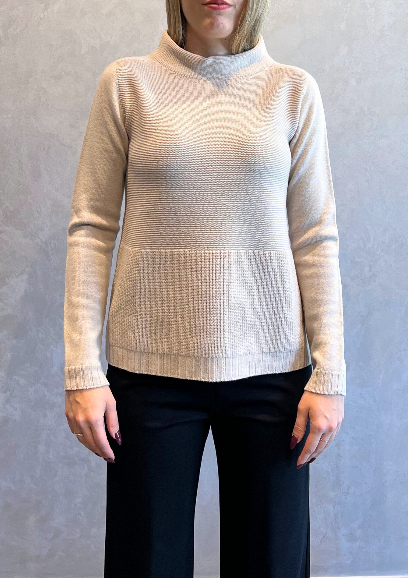 Maglia in pura lana vergine collo a cratere