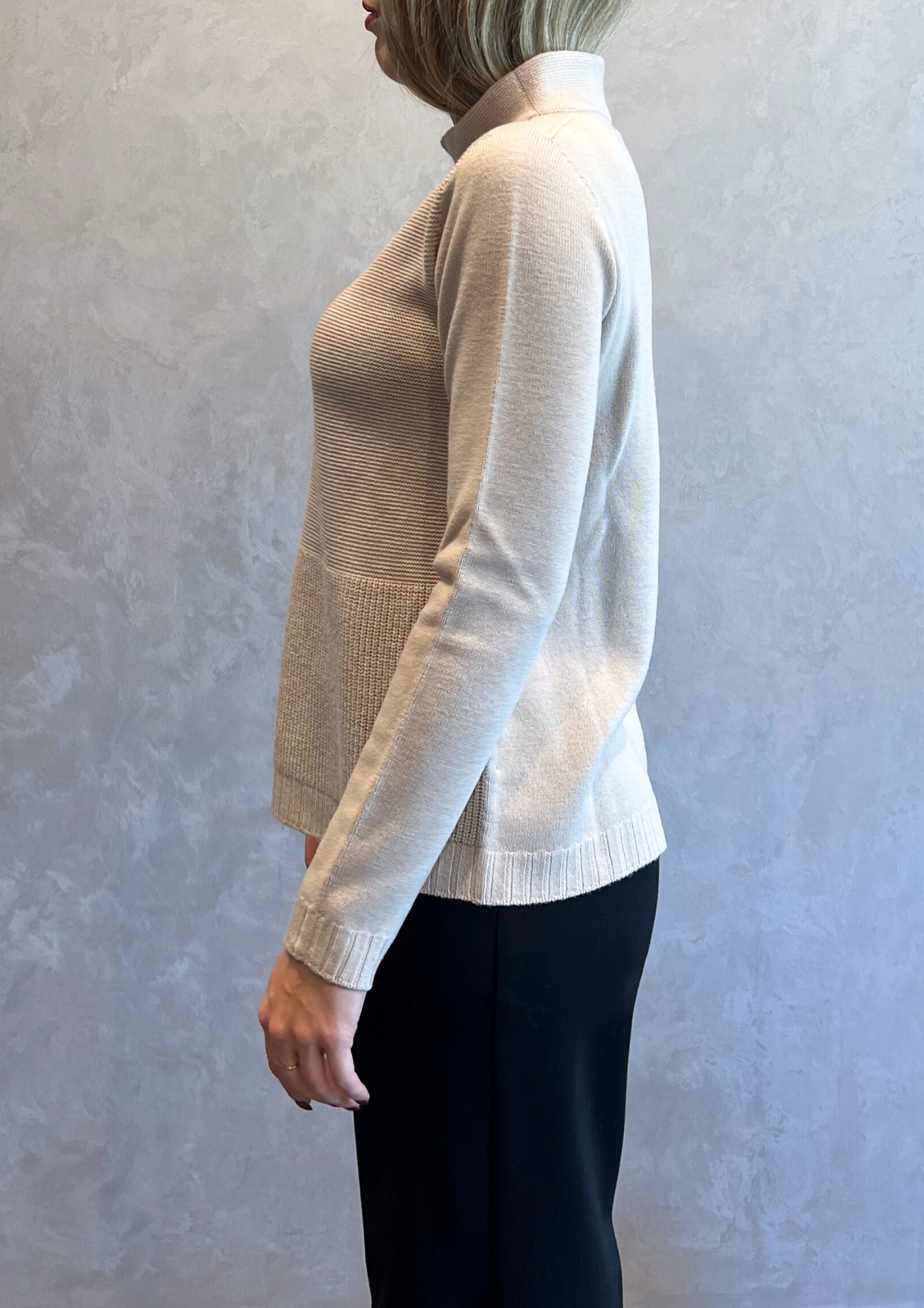 Maglia in pura lana vergine collo a cratere