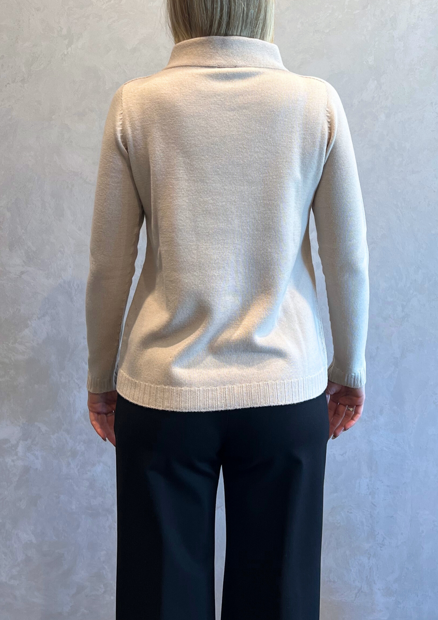 Maglia in pura lana vergine collo a cratere