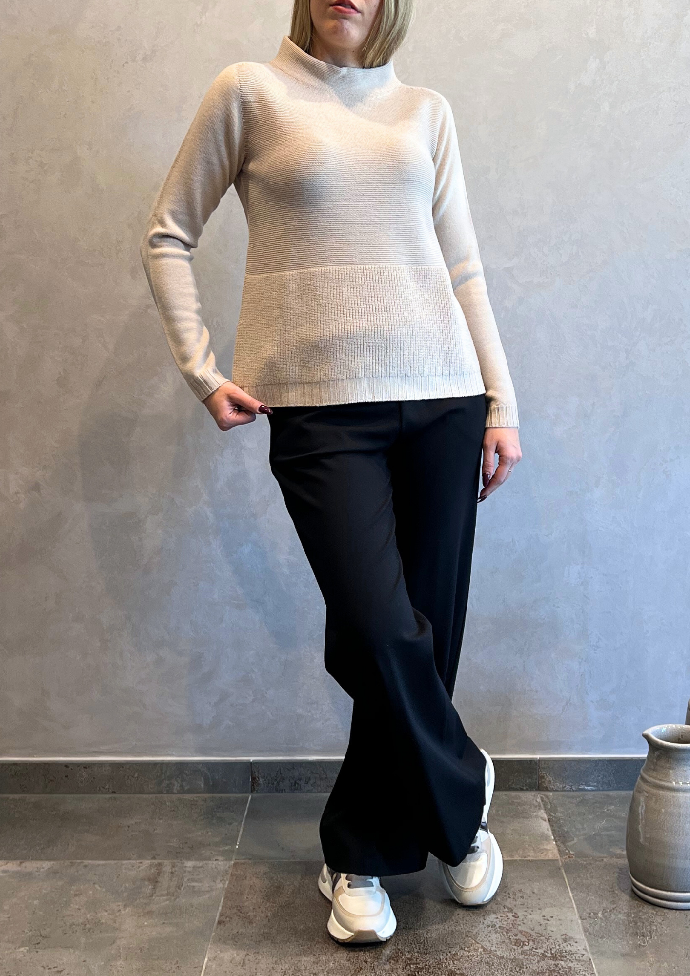 Maglia in pura lana vergine collo a cratere