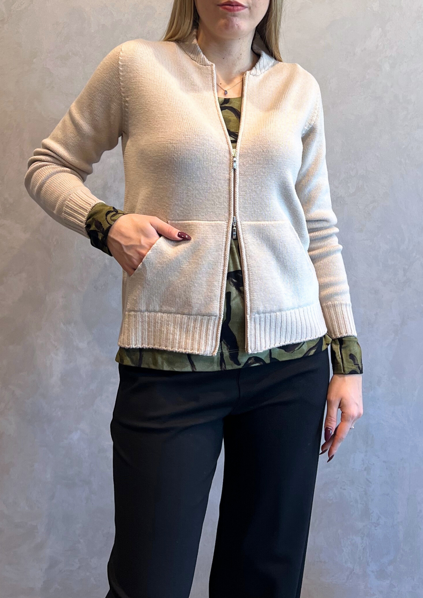 Zippato in pura lana vergine con tasche