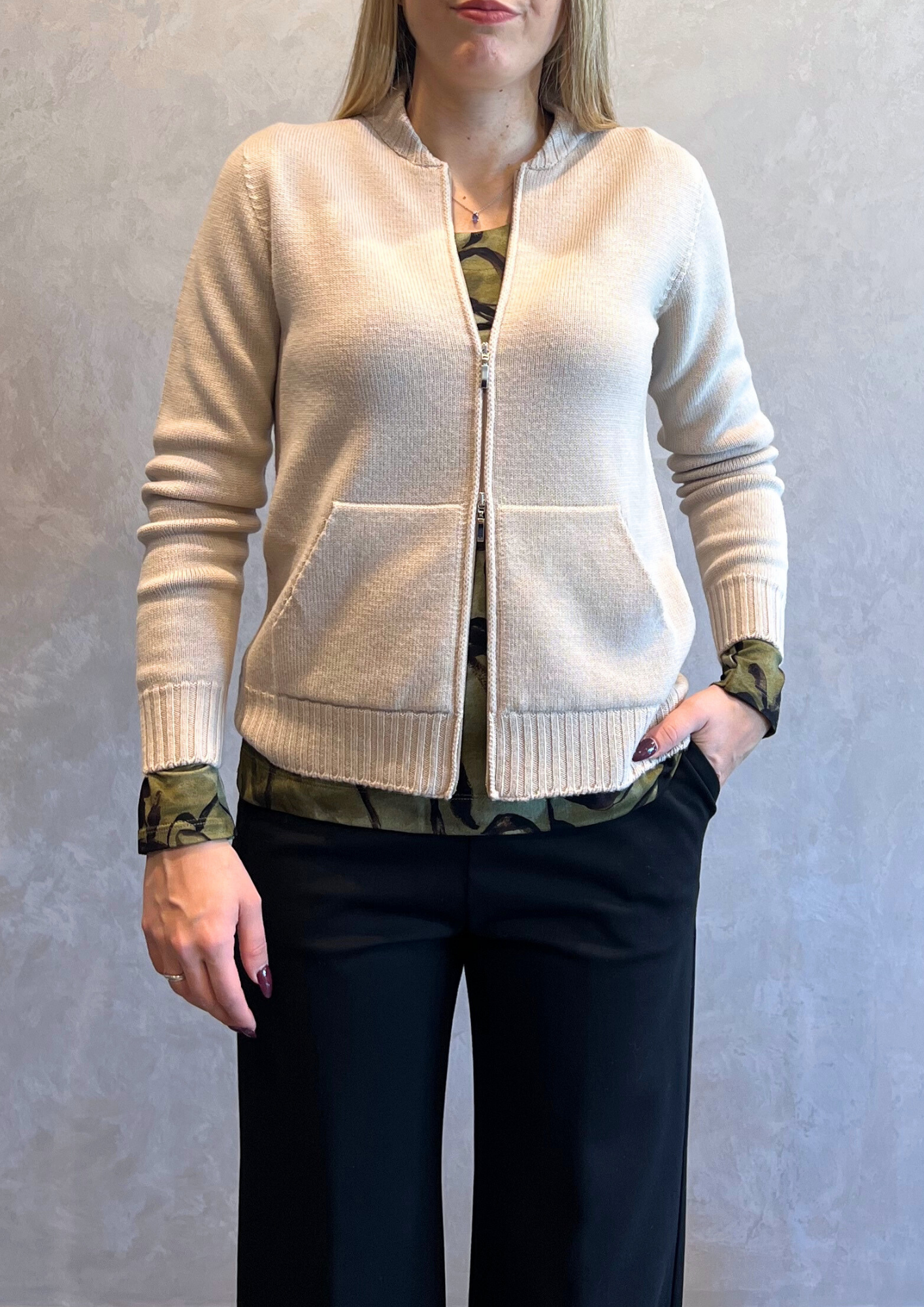 Zippato in pura lana vergine con tasche