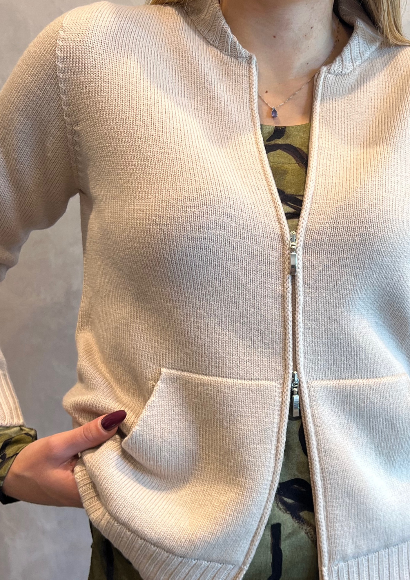 Zippato in pura lana vergine con tasche