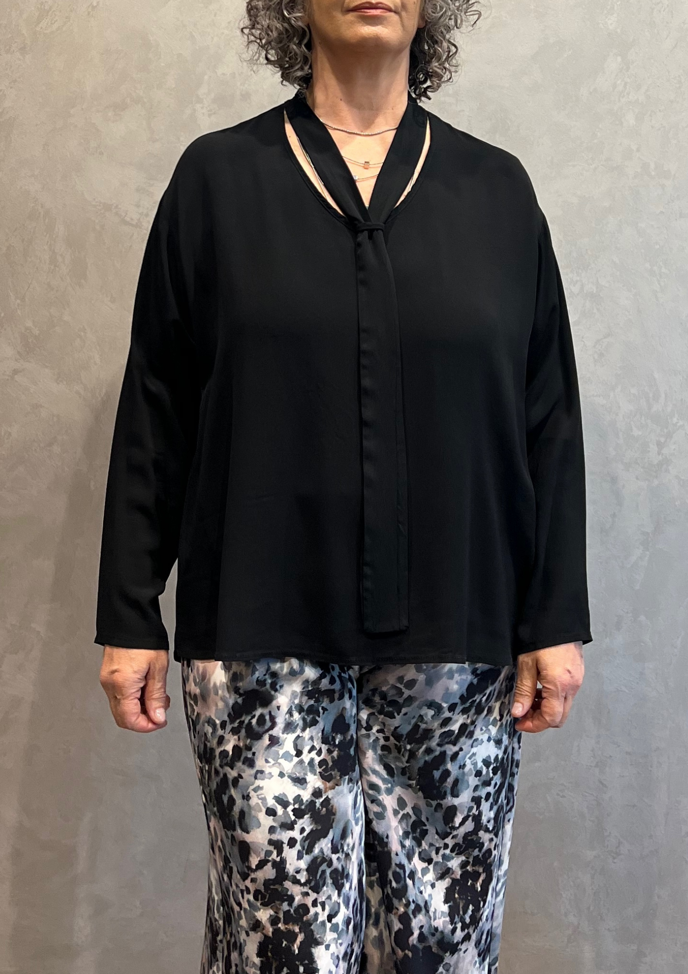 Blusa over con laccio in viscosa lucida