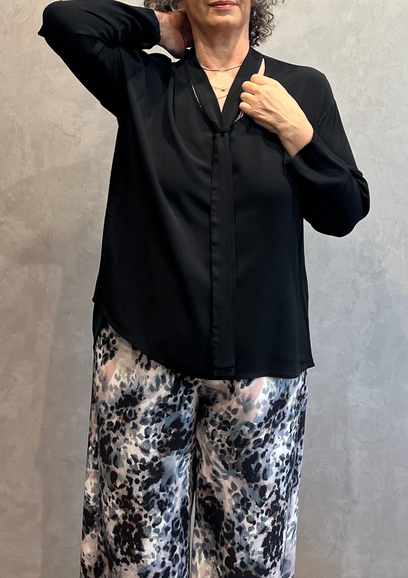 Blusa over con laccio in viscosa lucida