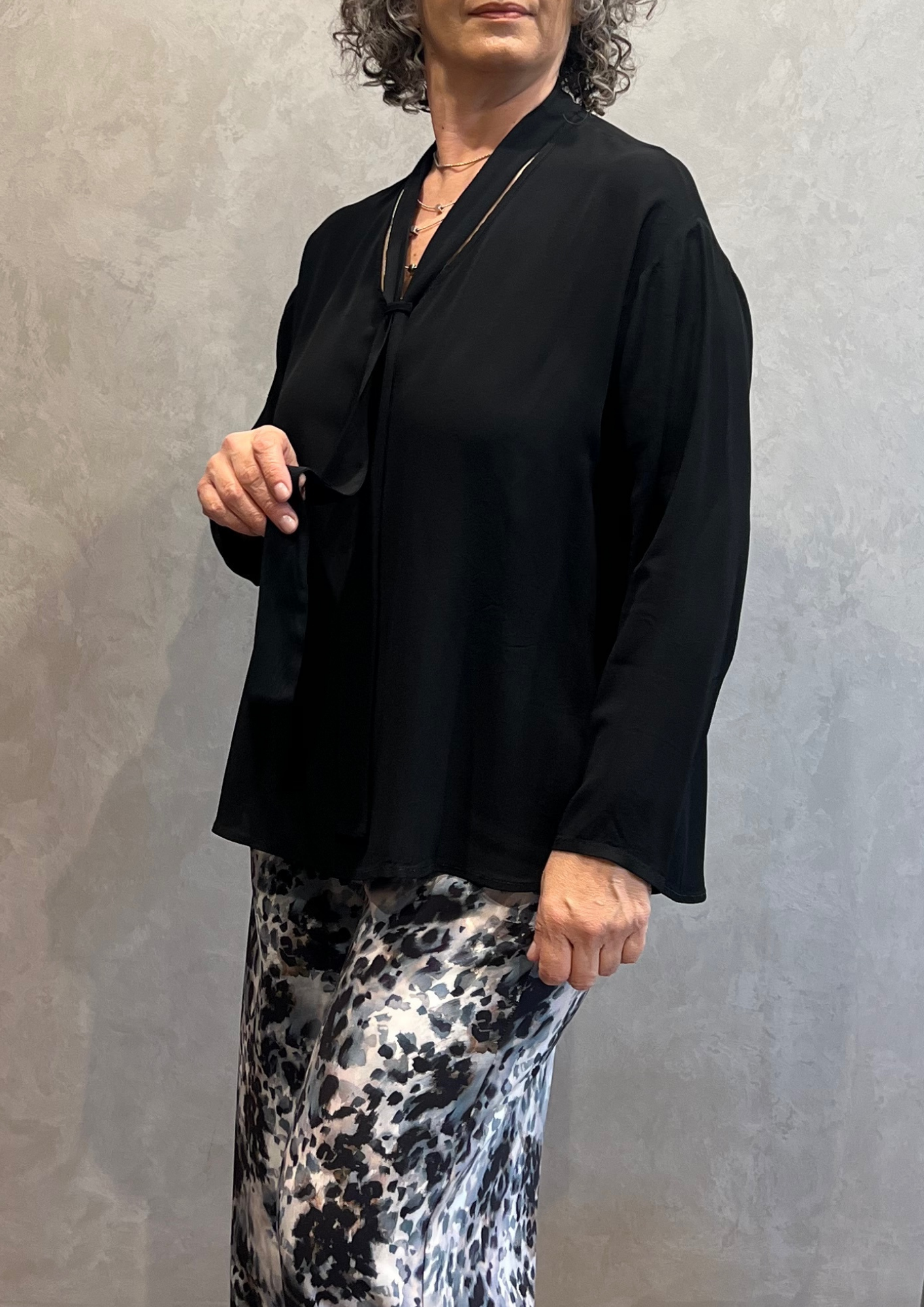 Blusa over con laccio in viscosa lucida