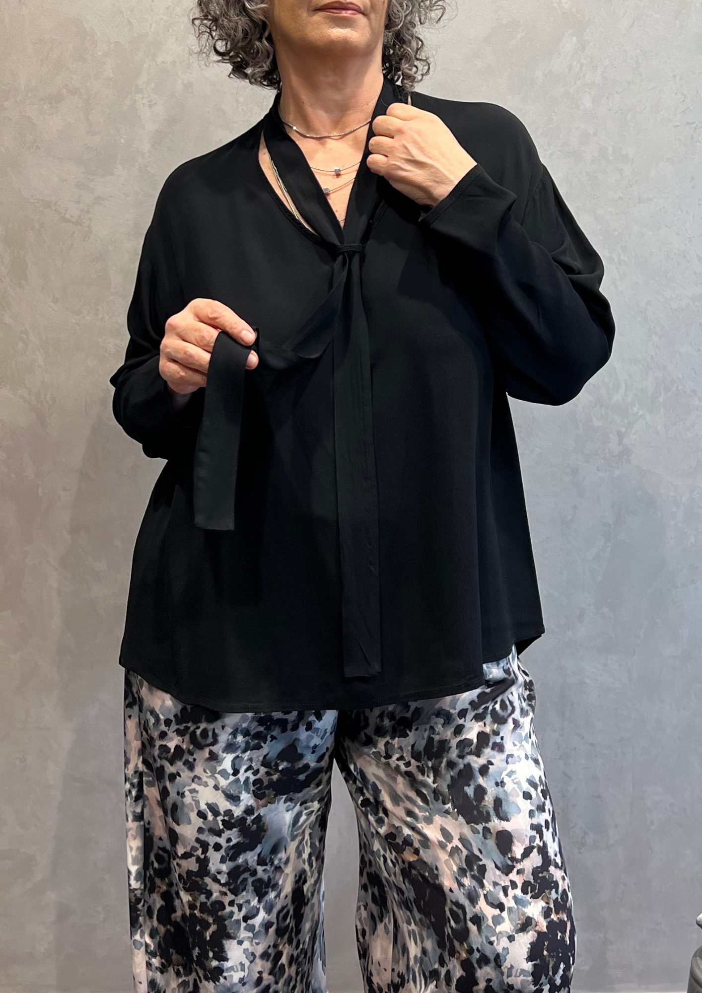 Blusa over con laccio in viscosa lucida