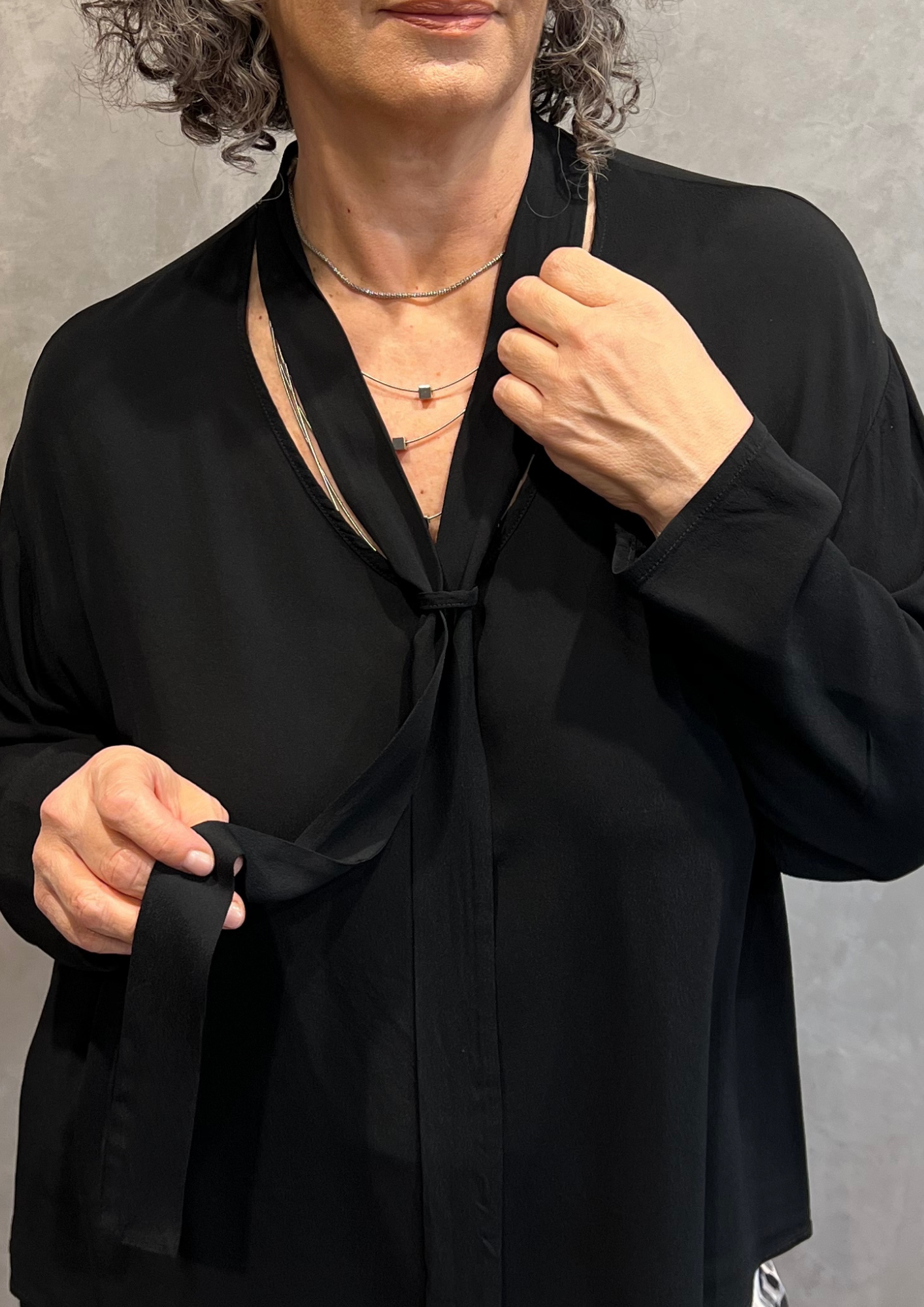 Blusa over con laccio in viscosa lucida