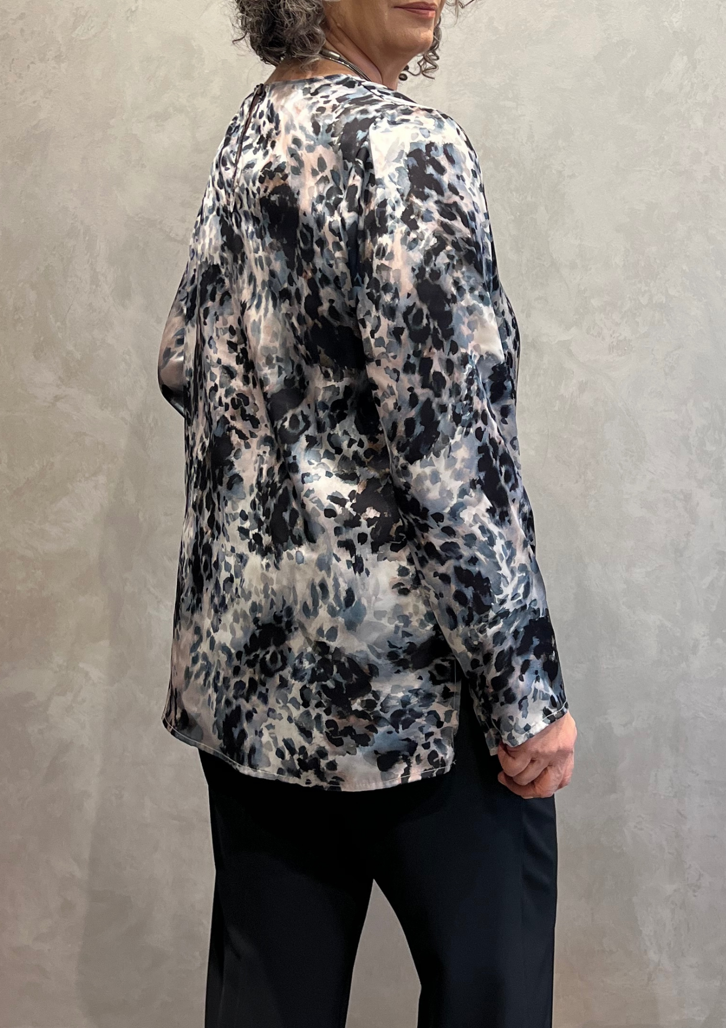 Blusa over svasata in fantasia animalier