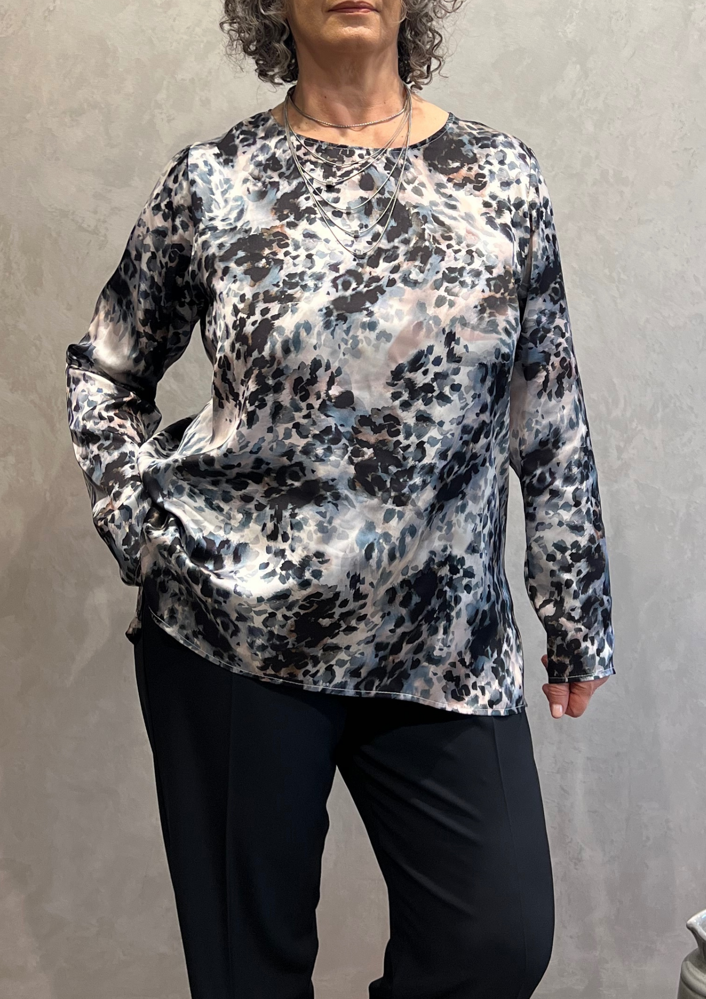 Blusa over svasata in fantasia animalier