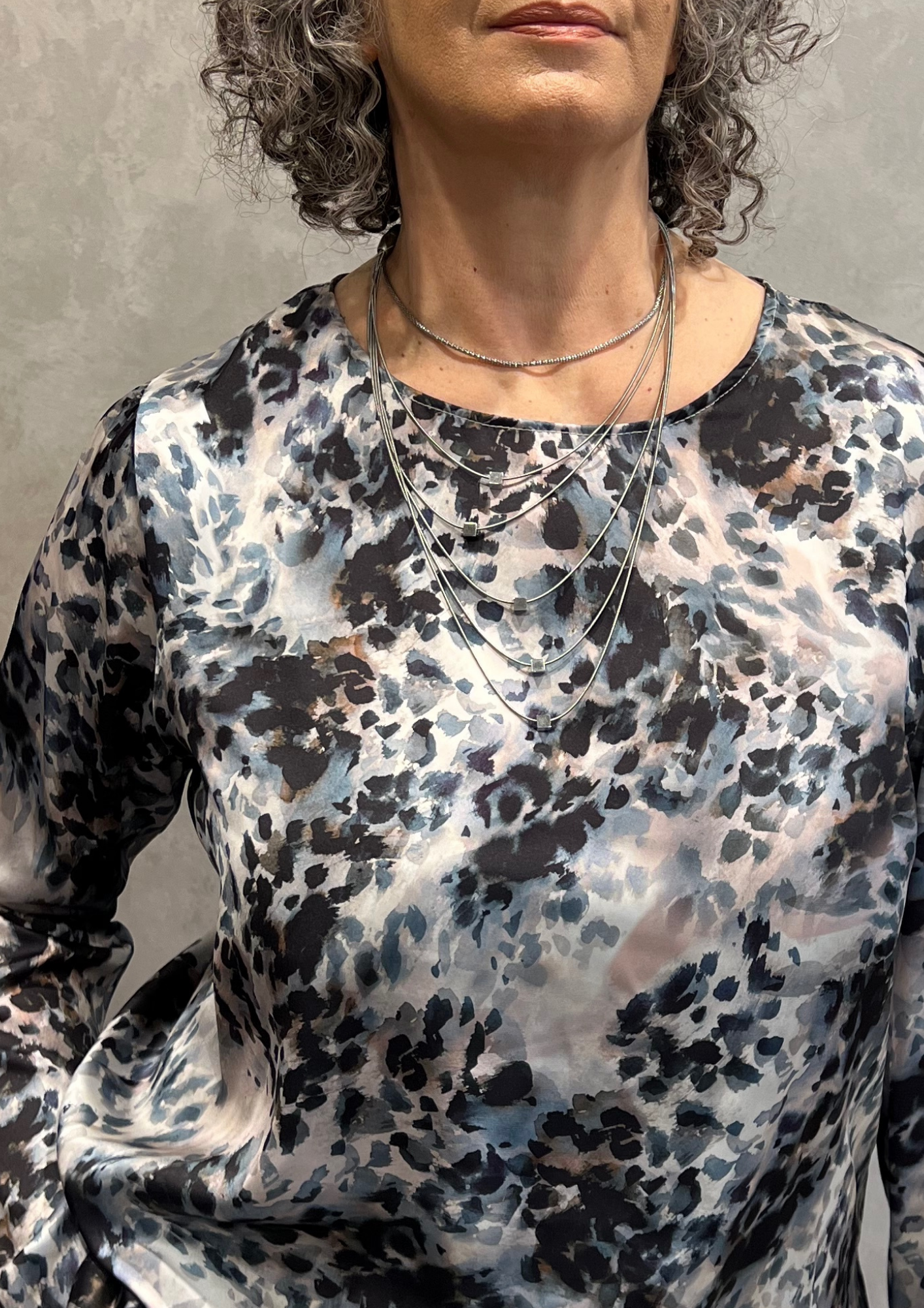 Blusa over svasata in fantasia animalier