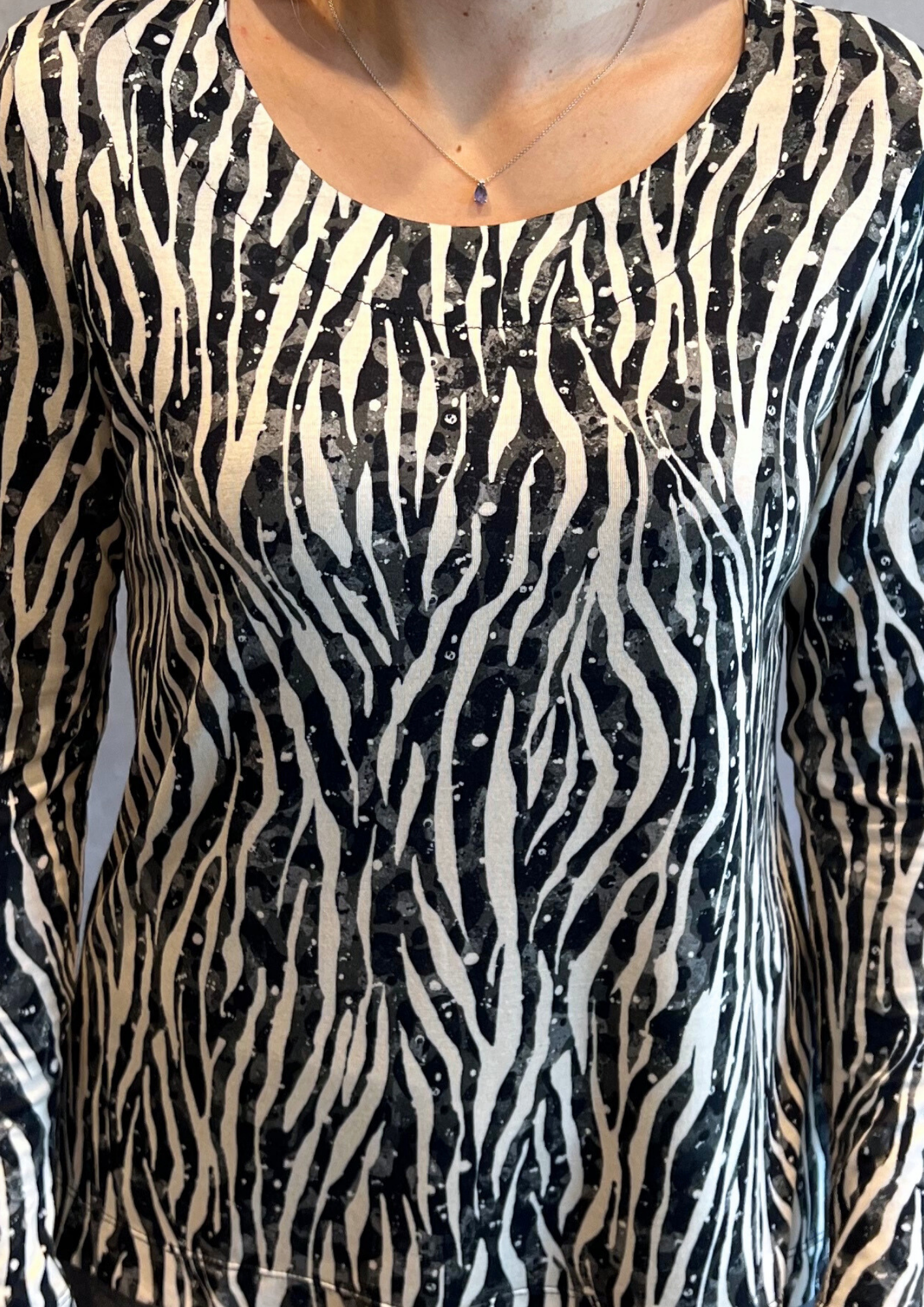 T-shirt in jersey di viscosa fantasia