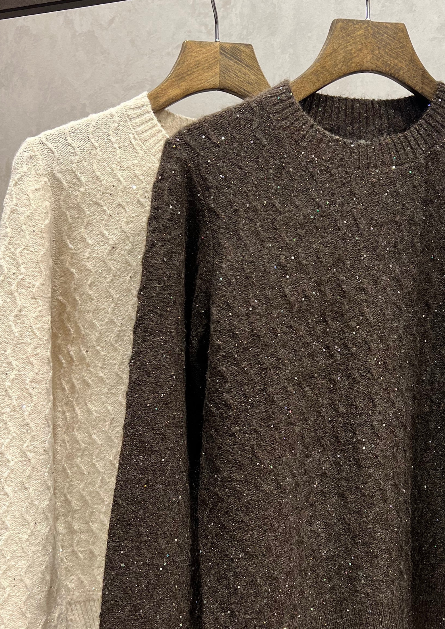 Maglioncino girocollo con paillettes in trama