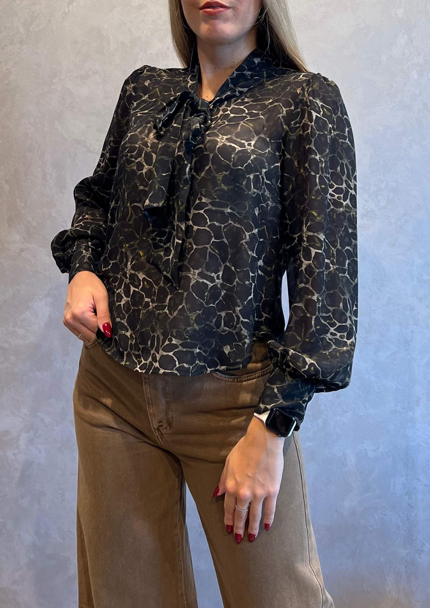 Blusa 100% viscosa stampa animalier con fiocco