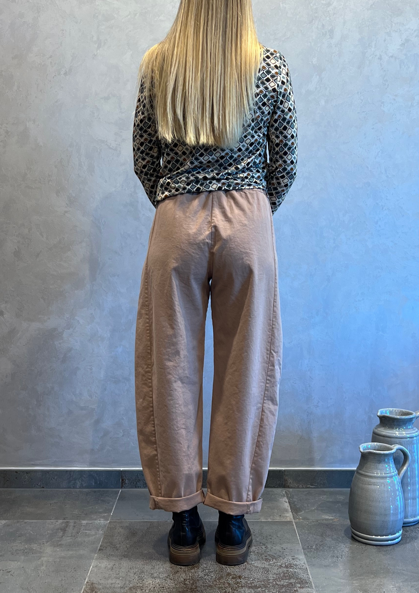 Pantalone barrel in cotonaccio con cintura