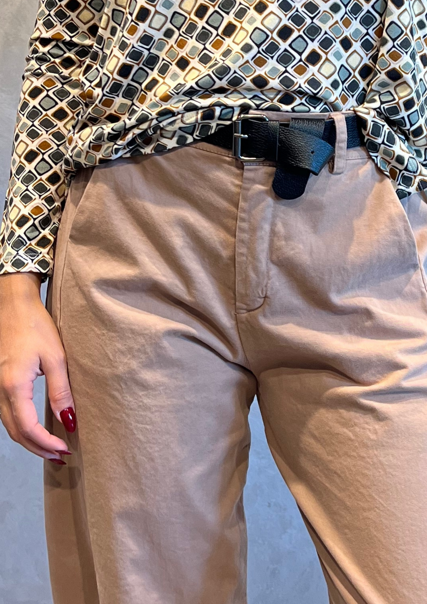 Pantalone barrel in cotonaccio con cintura