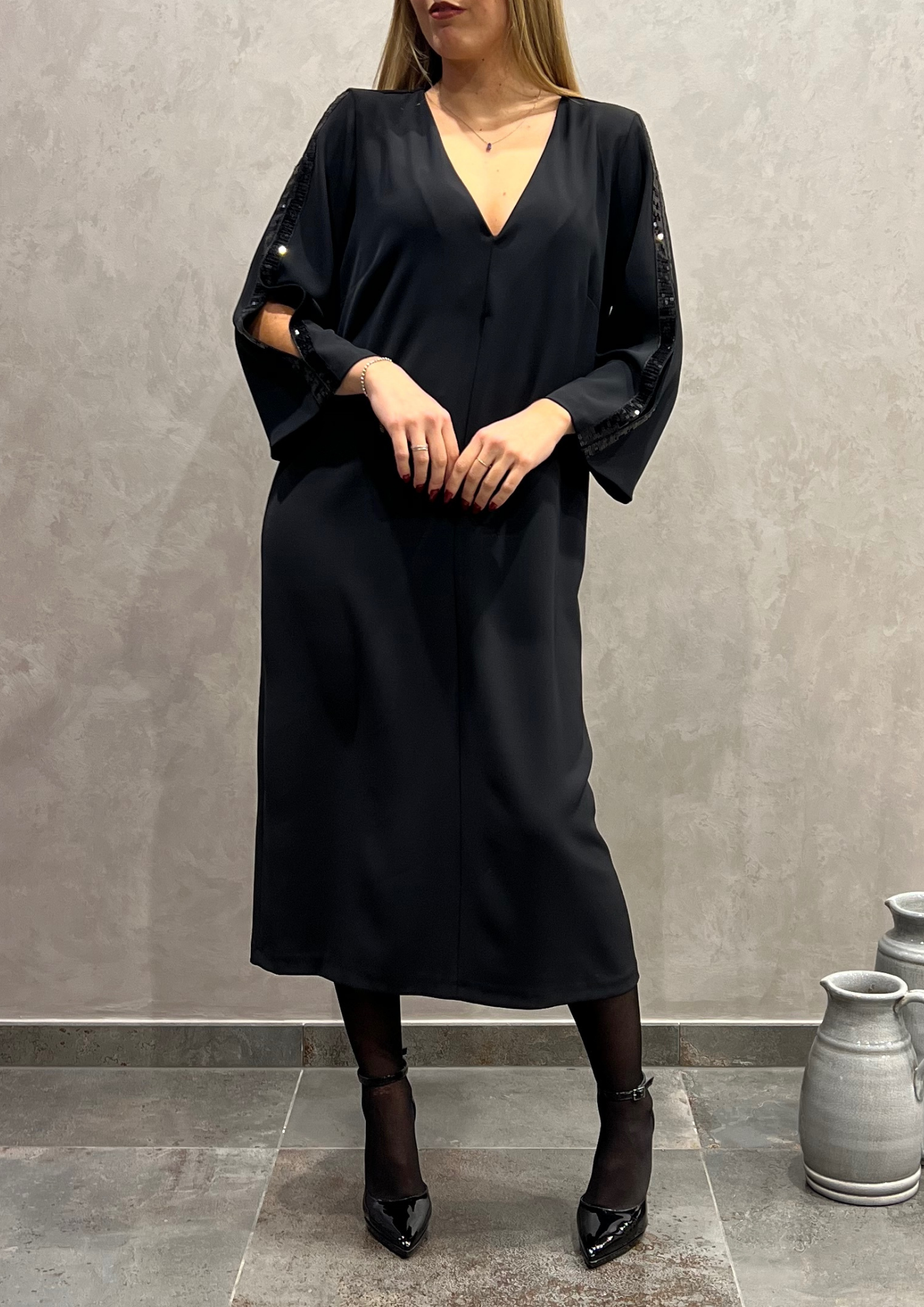 Abito over fluido con dettaglio paillettes