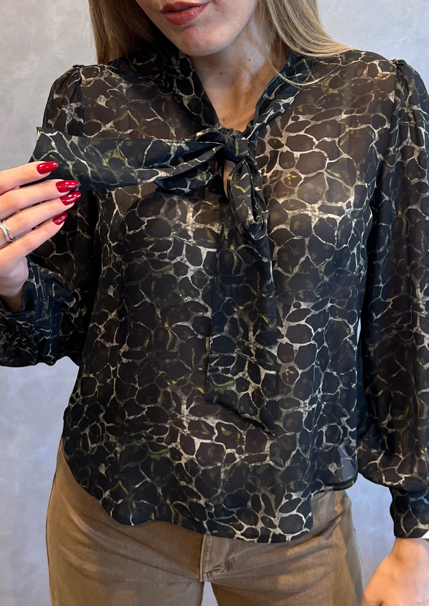 Blusa 100% viscosa stampa animalier con fiocco
