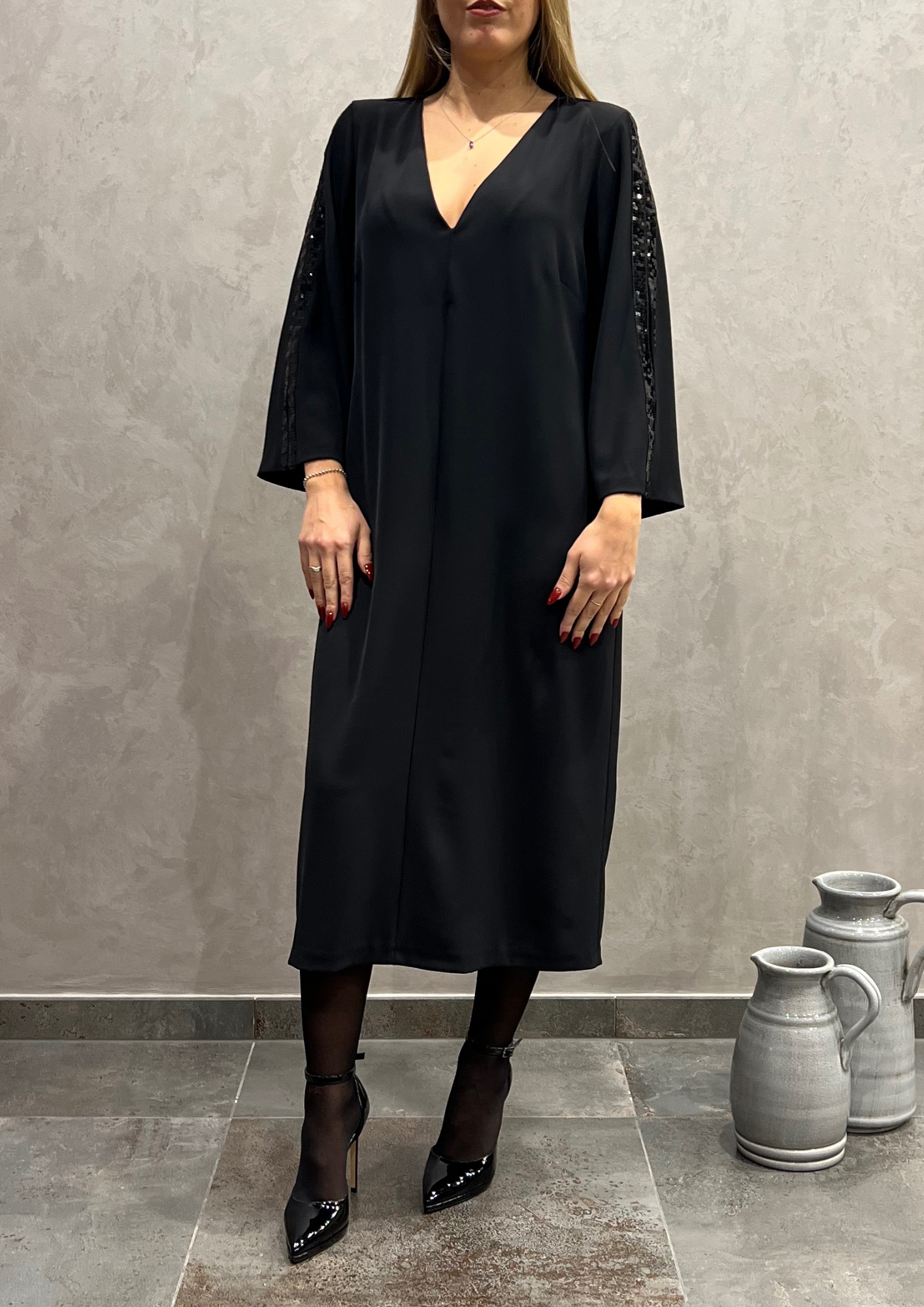 Abito over fluido con dettaglio paillettes