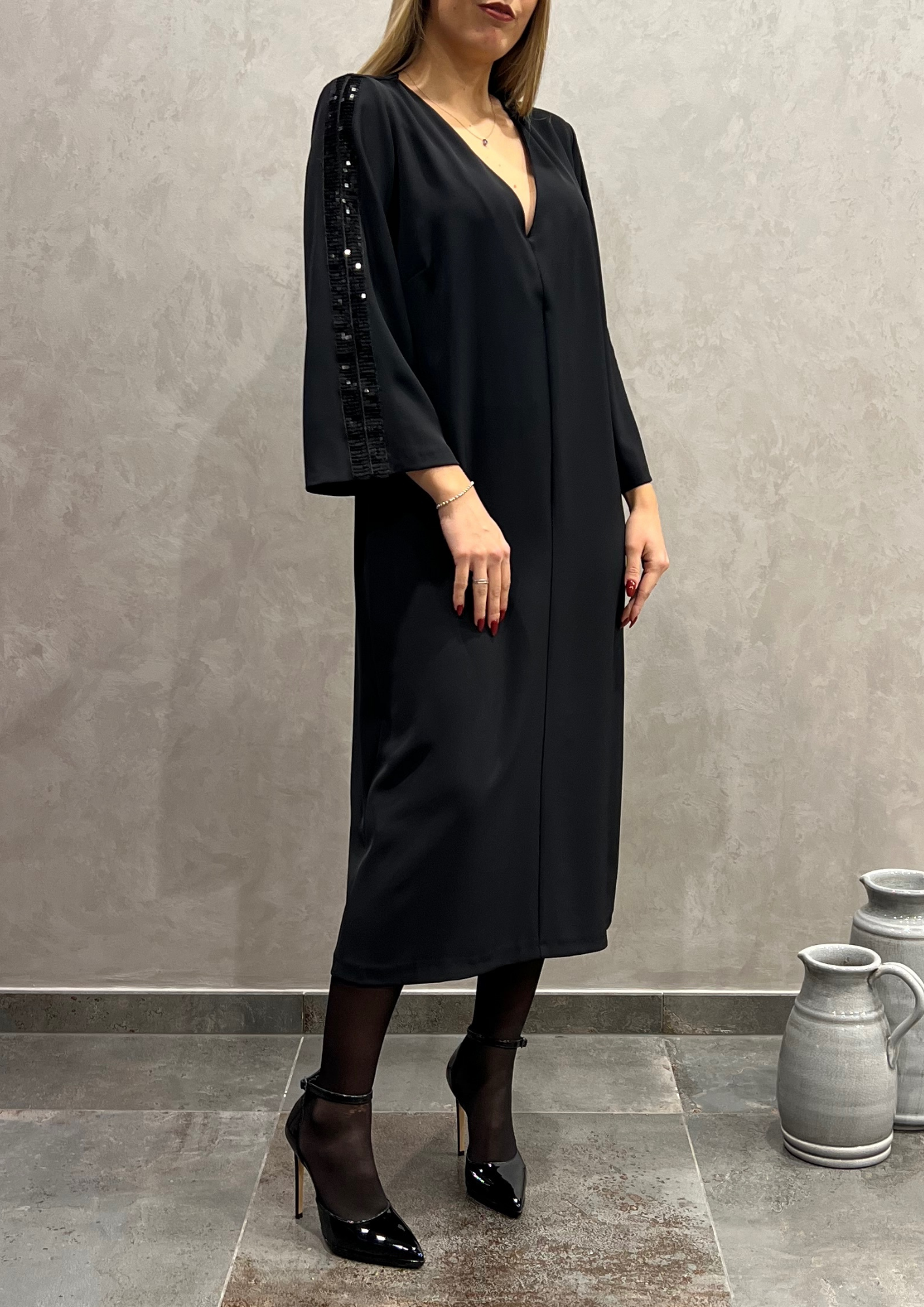 Abito over fluido con dettaglio paillettes