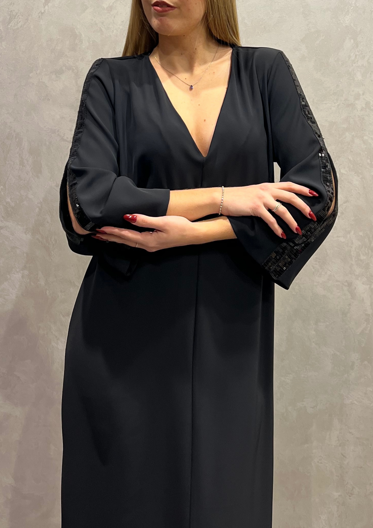 Abito over fluido con dettaglio paillettes