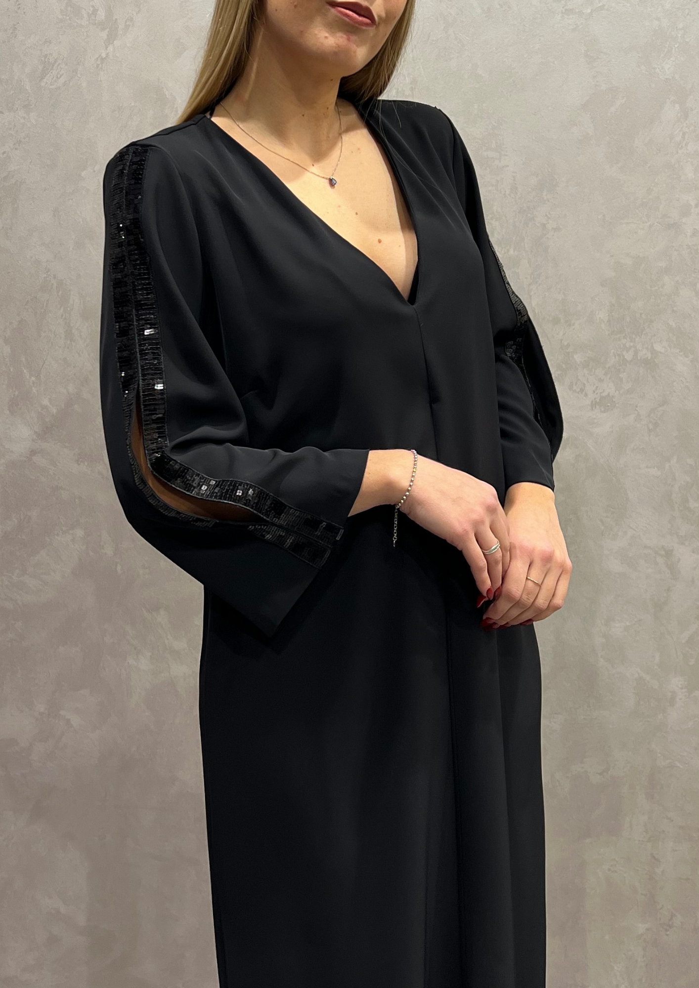 Abito over fluido con dettaglio paillettes