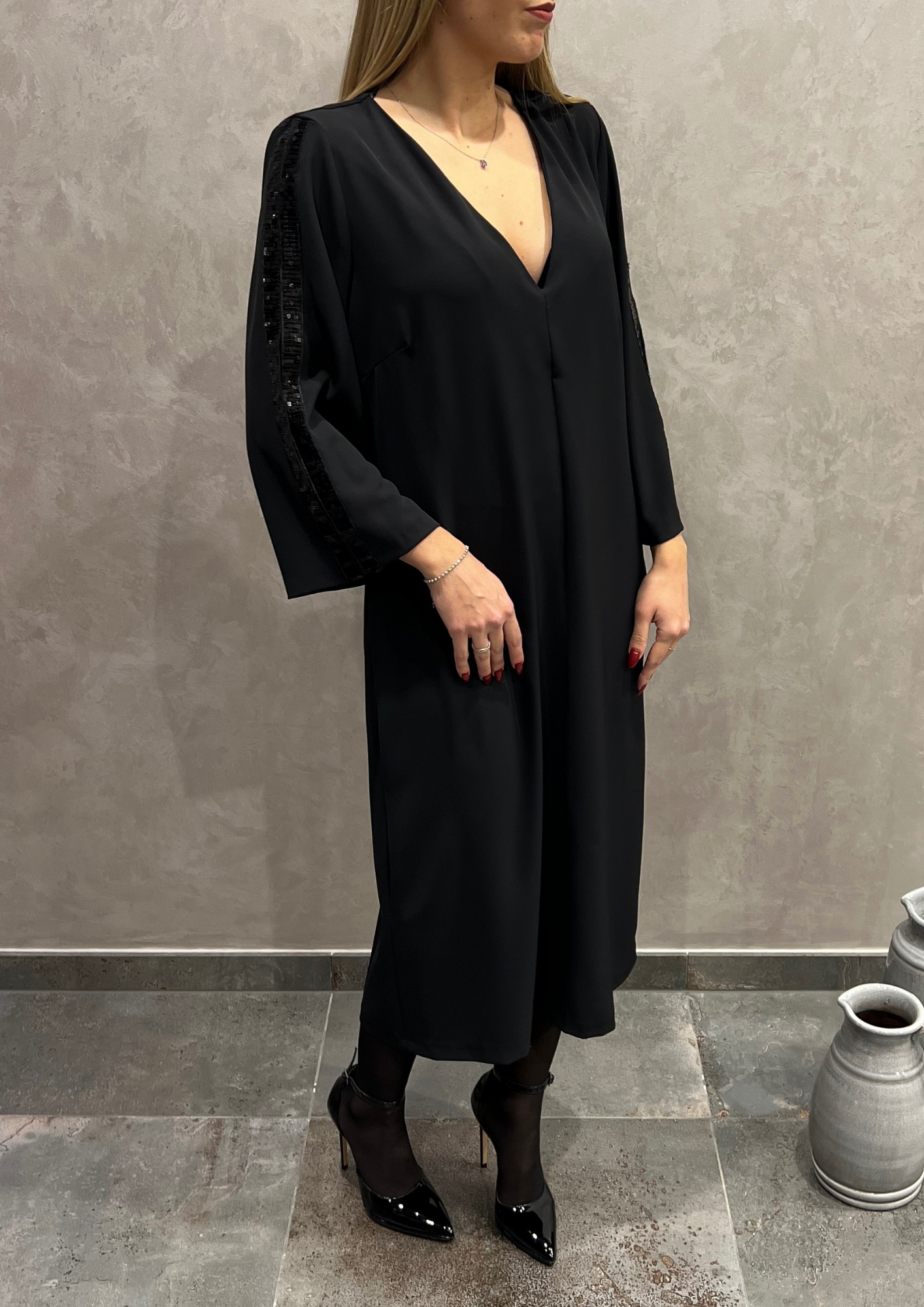 Abito over fluido con dettaglio paillettes