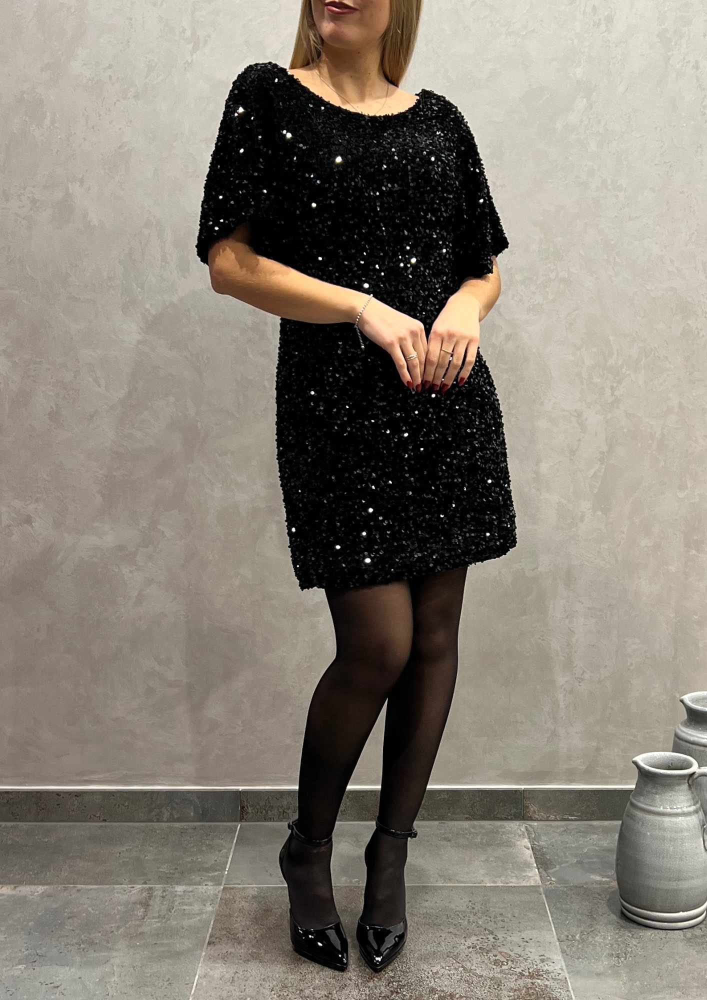 Abito corto paillettes con scollo drappeggiato