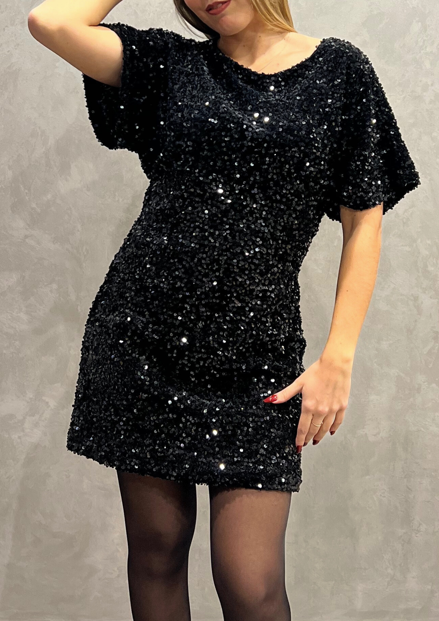 Abito corto paillettes con scollo drappeggiato