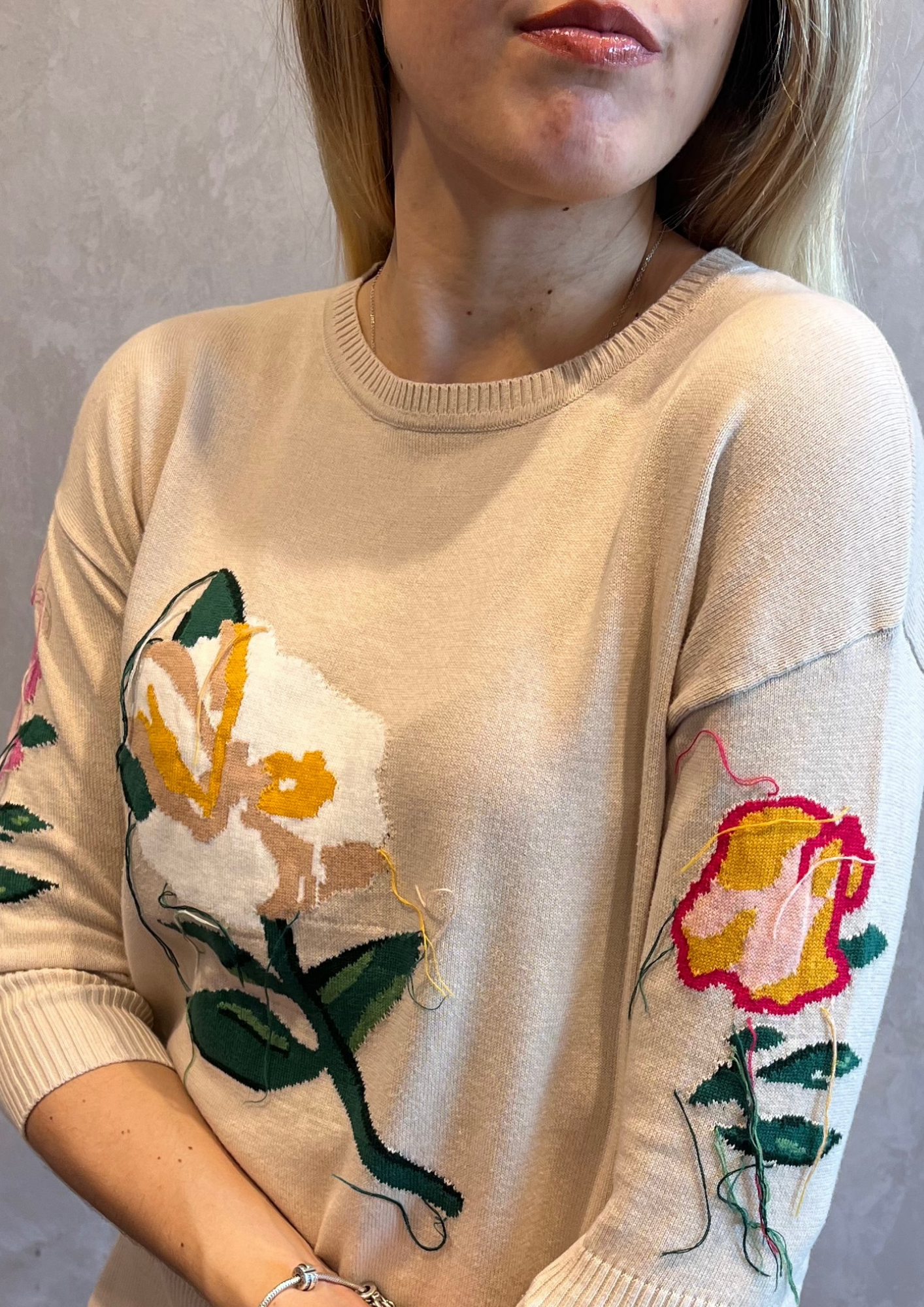 Maglia 100% cotone con fiori ricamati