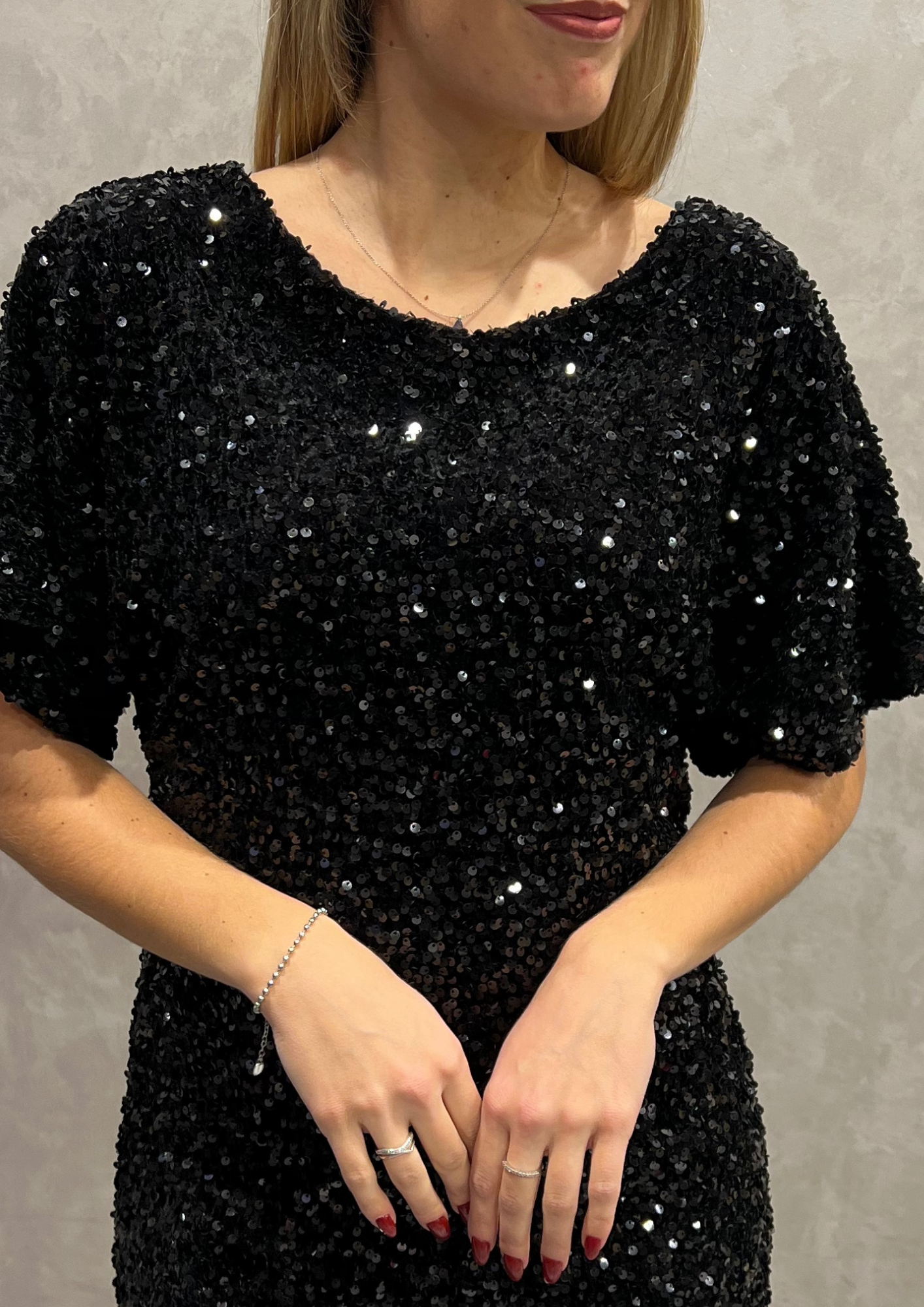 Abito corto paillettes con scollo drappeggiato