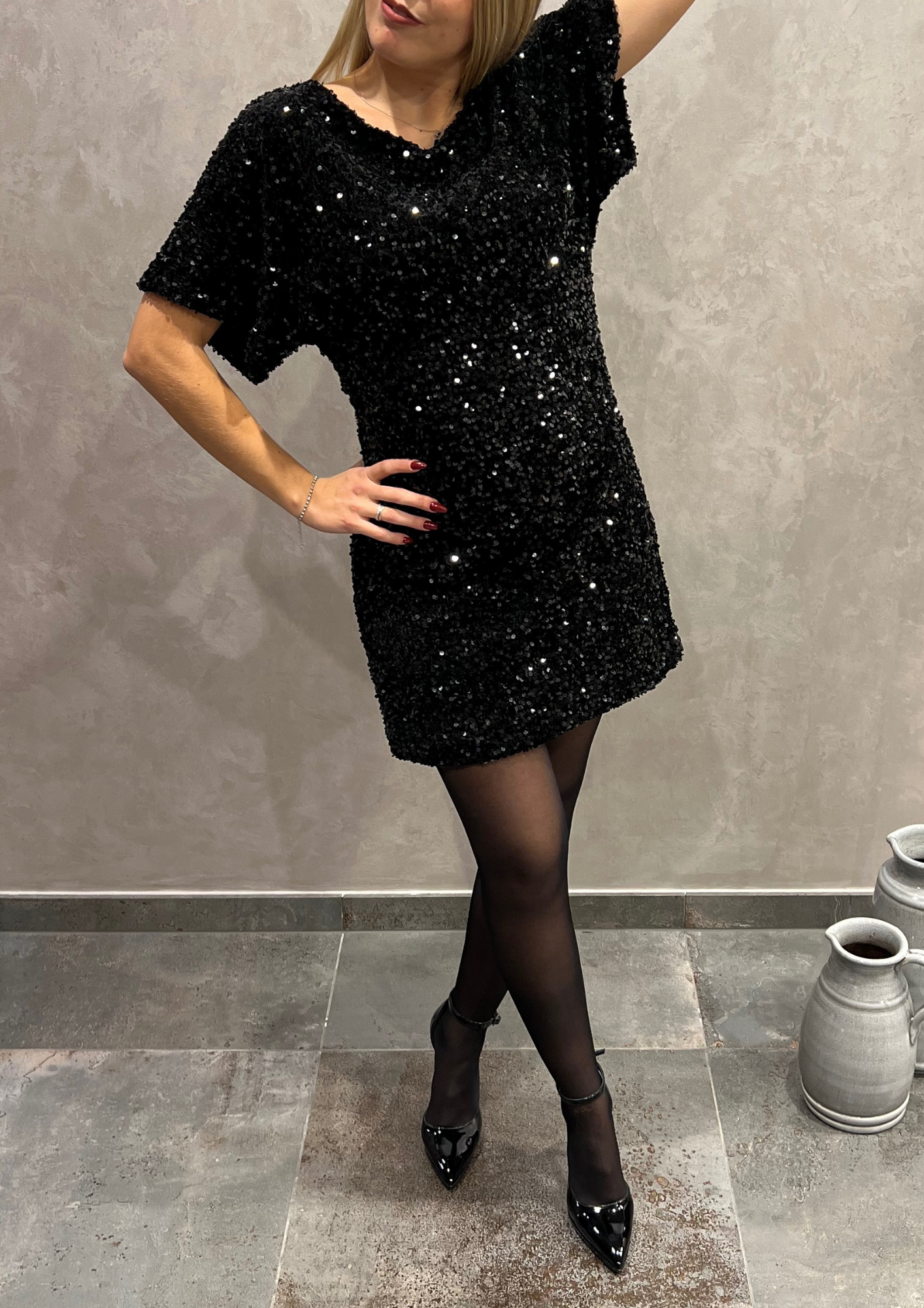 Abito corto paillettes con scollo drappeggiato