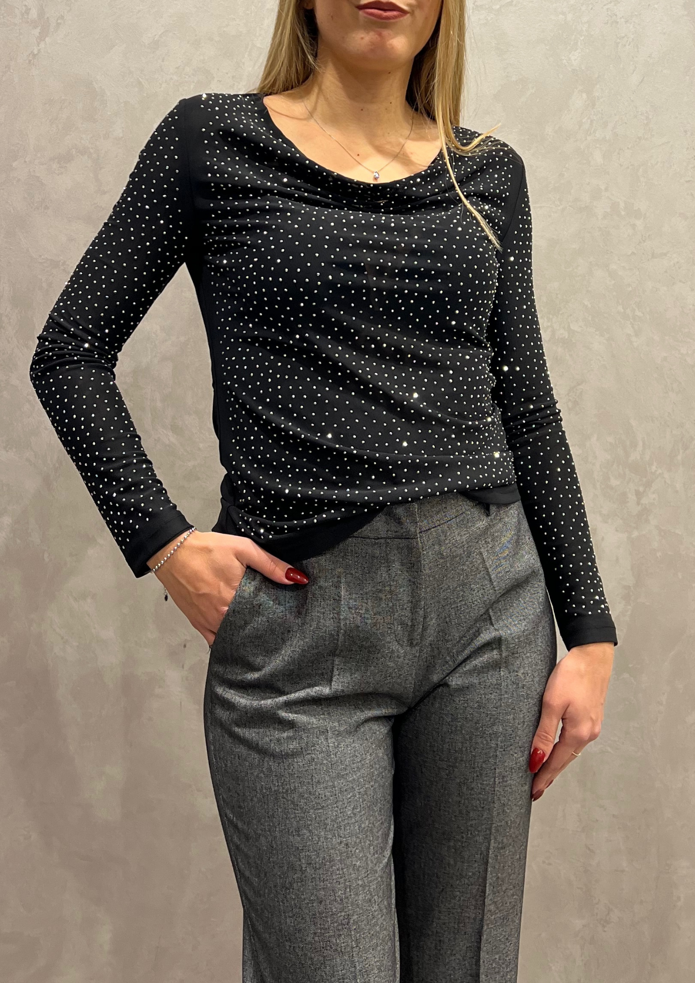 Top tulle scollo drappeggiato con strass